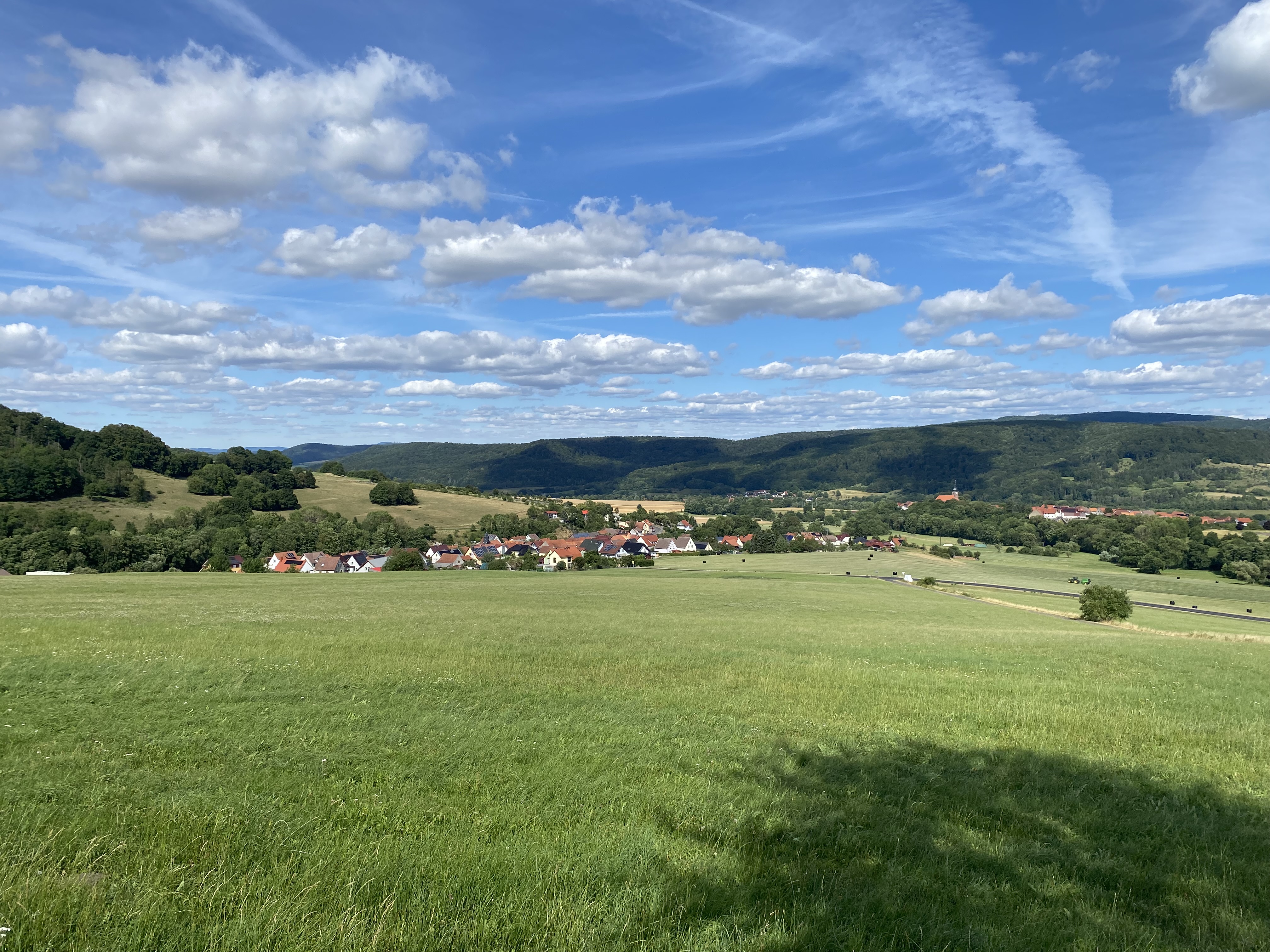 Blick vom Rastplatz Wandersruh auf Brunnhartshausen.